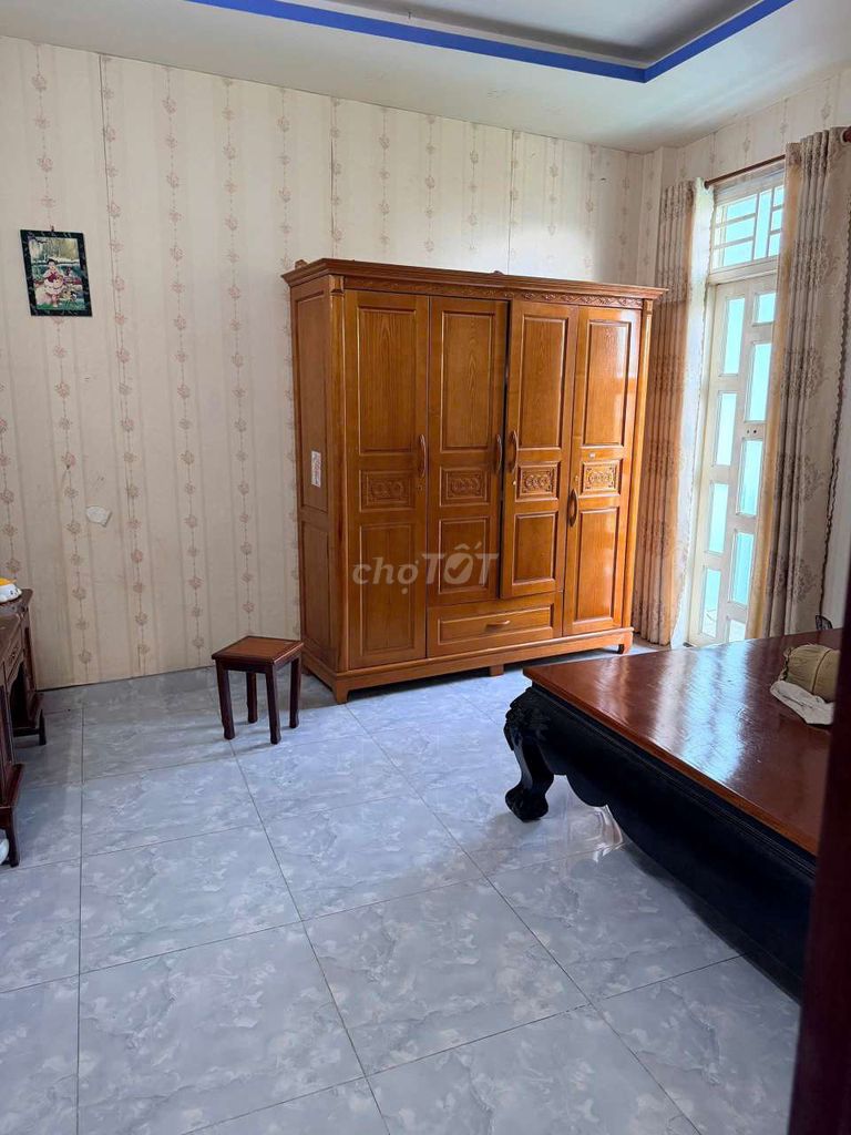 Cjo rents a five-room home. Five toilets.