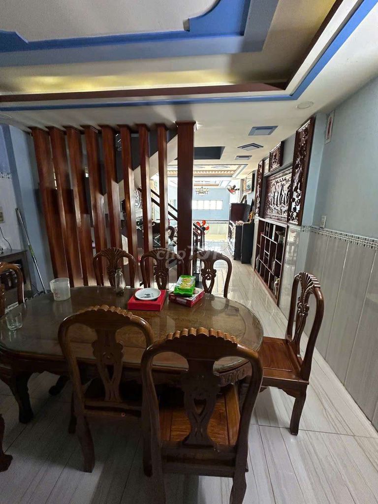 Cjo rents a five-room home. Five toilets.