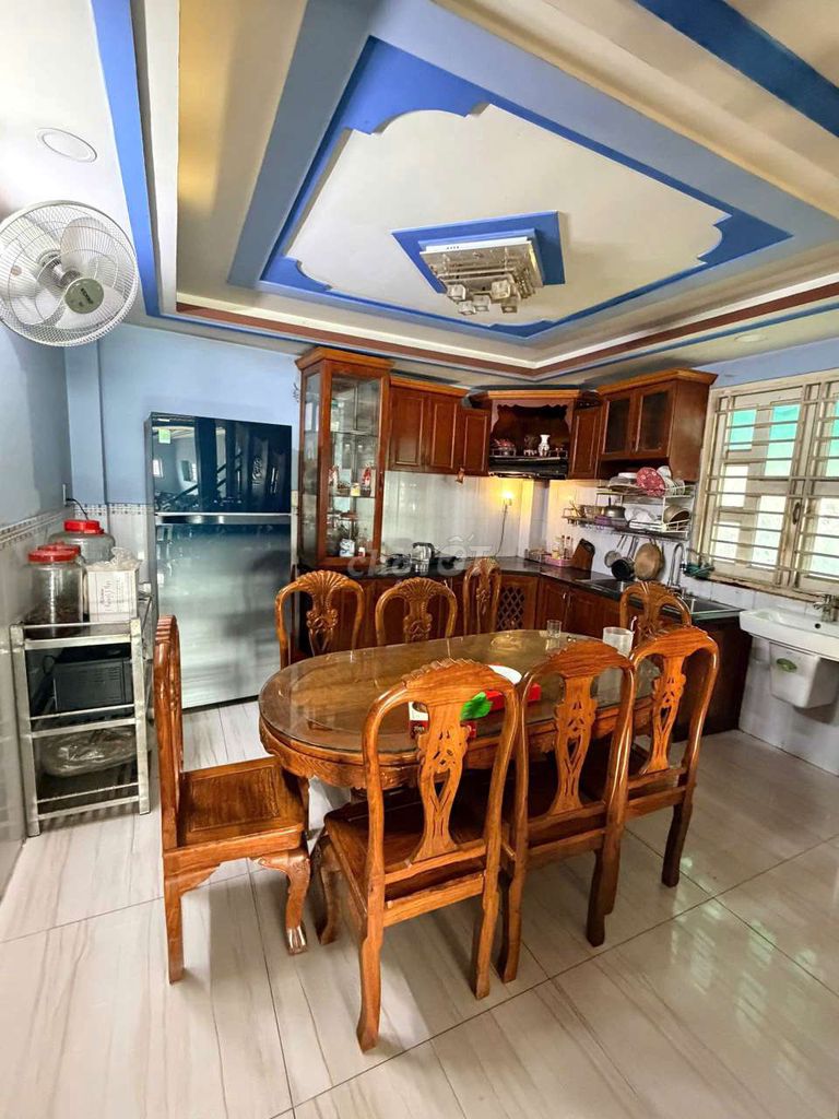 Cjo rents a five-room home. Five toilets.