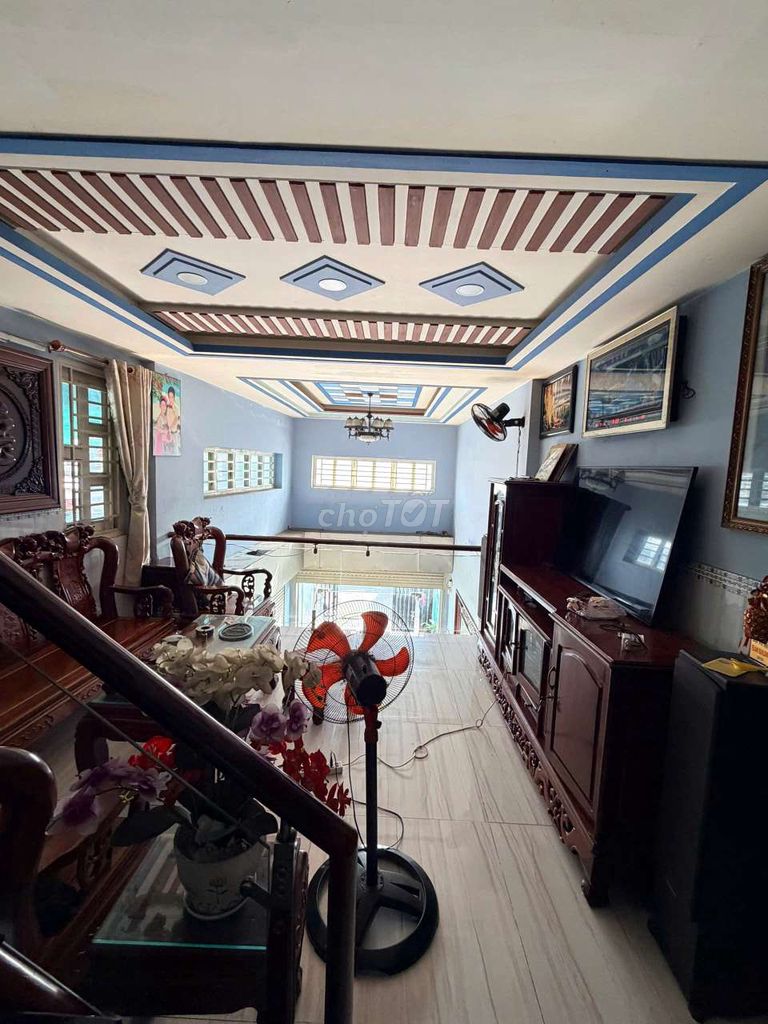 Cjo rents a five-room home. Five toilets.