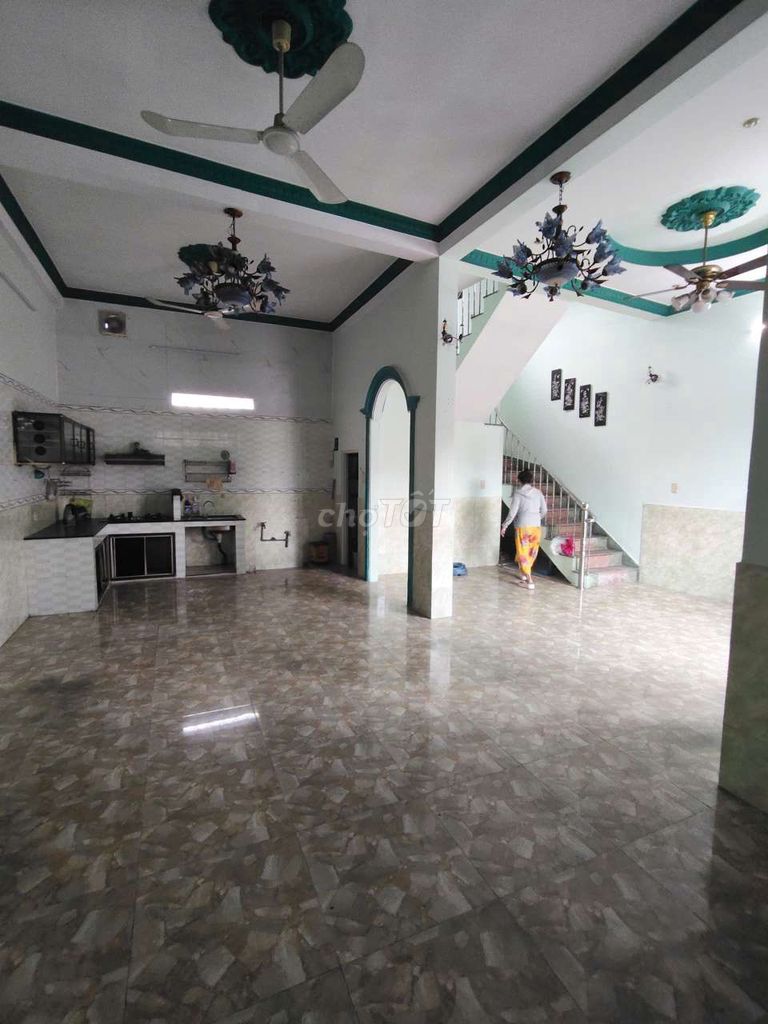New house painted wide, 1 st 2th floor, 3 bathroom bedroom. In the family + vp ty