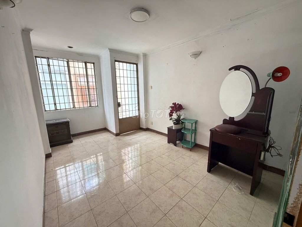 Two bedrooms near the front of the fourth quarter.