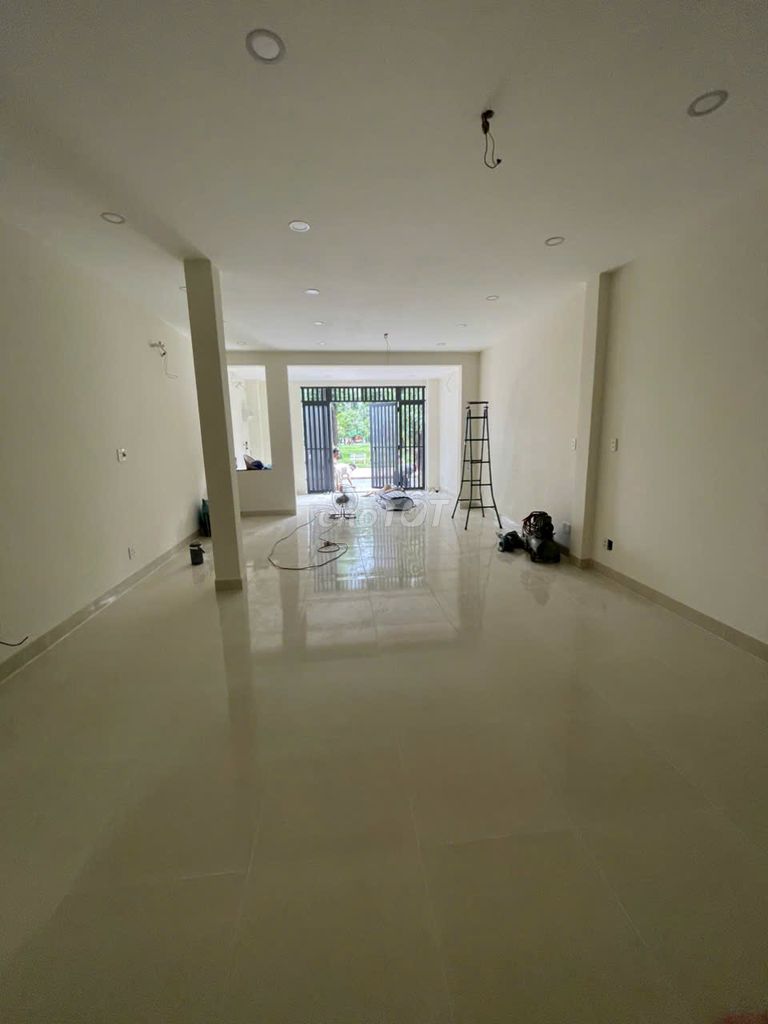 Rent a house in the west, area 5 x 20 meters per floor, four bedrooms, three toilets.