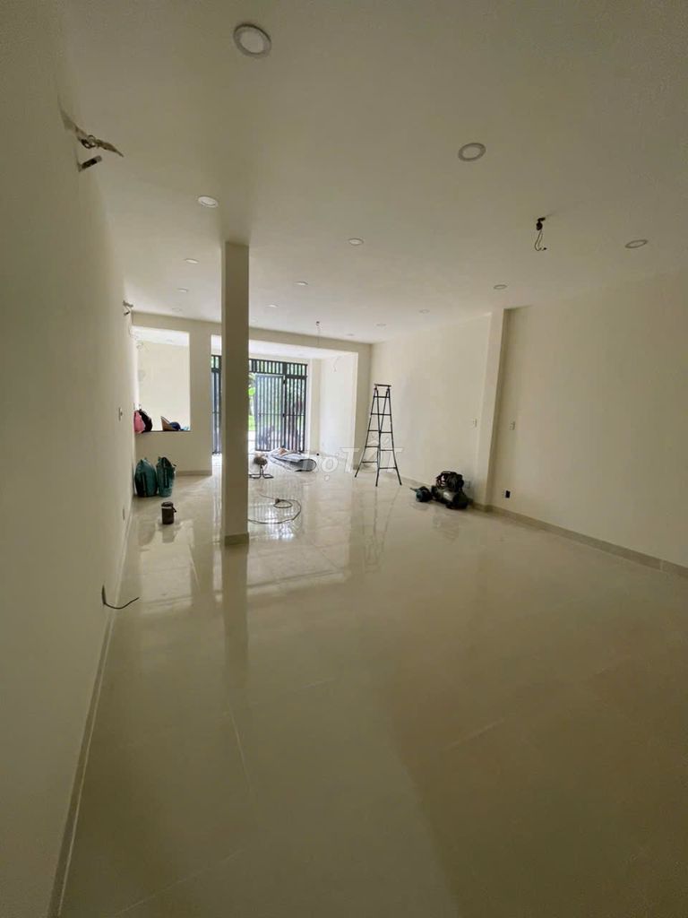 Rent a house in the west, area 5 x 20 meters per floor, four bedrooms, three toilets.