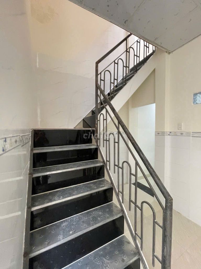 Rent a house in the west, area 5 x 20 meters per floor, four bedrooms, three toilets.