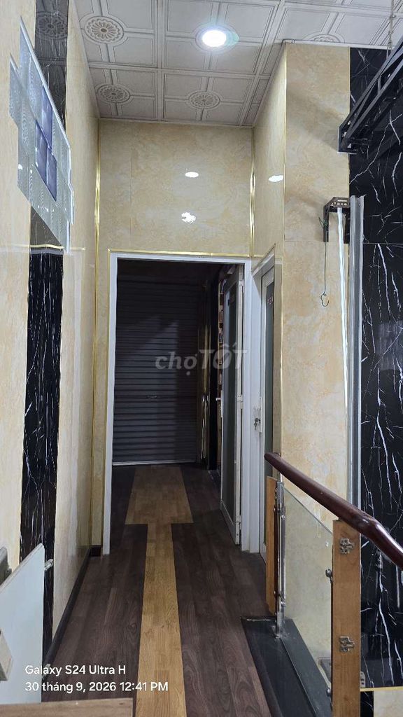 Rent a 1 st 2th floor 5th bedroom 5 toilets 1 kitchen area 6 X18 Front