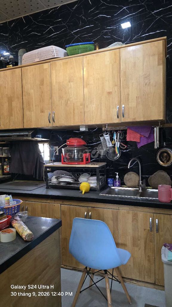 Rent a 1 st 2th floor 5th bedroom 5 toilets 1 kitchen area 6 X18 Front