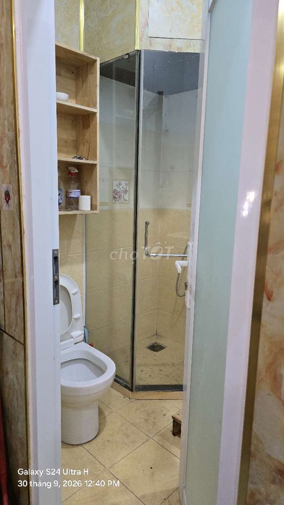Rent a 1 st 2th floor 5th bedroom 5 toilets 1 kitchen area 6 X18 Front