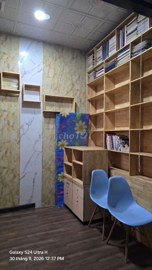 Rent a 1 st 2th floor 5th bedroom 5 toilets 1 kitchen area 6 X18 Front