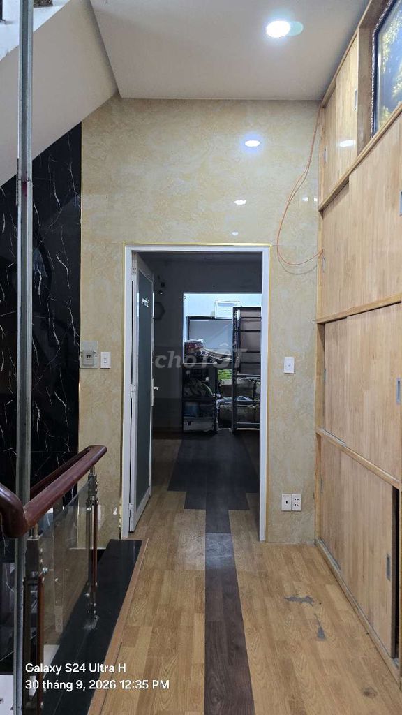 Rent a 1 st 2th floor 5th bedroom 5 toilets 1 kitchen area 6 X18 Front