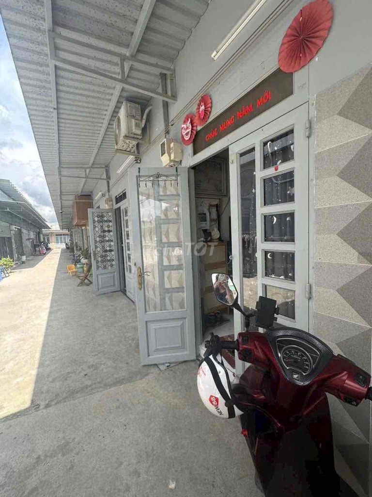 To rent Thạnh Lộc from the school.
