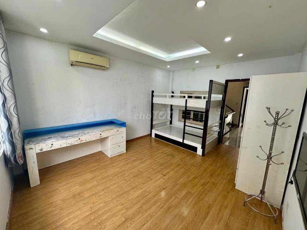 (6 Bedroom) Renting Banking Front