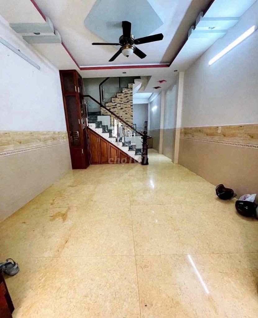 The owner himself rented the Bình Thành street house, P. Bình Hưng Hoà B