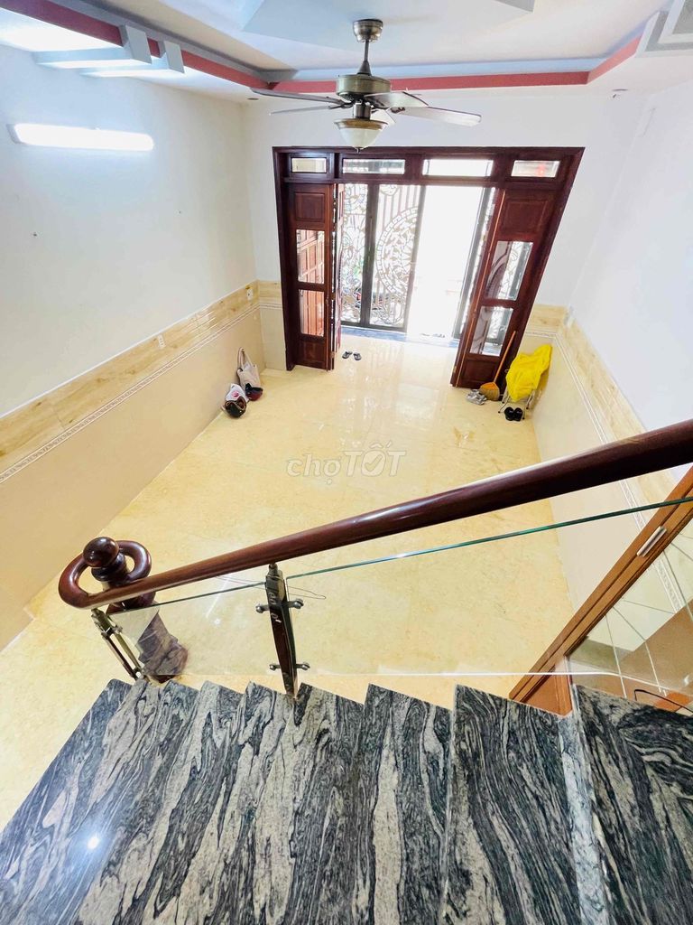 The owner himself rented the Bình Thành street house, P. Bình Hưng Hoà B