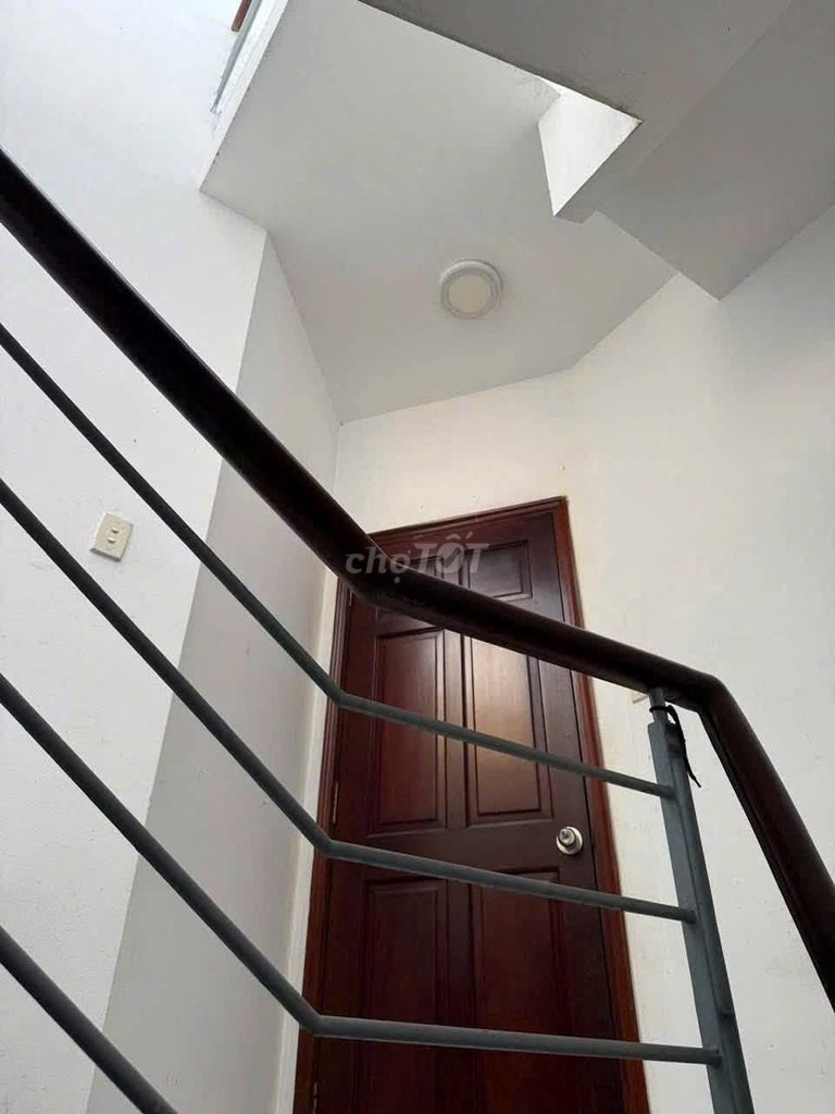Rent a house. A Hồ Văn Huê ft. X10M.