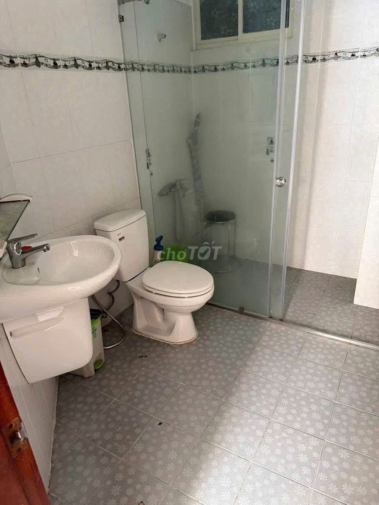 Rent a house. A Hồ Văn Huê ft. X10M.