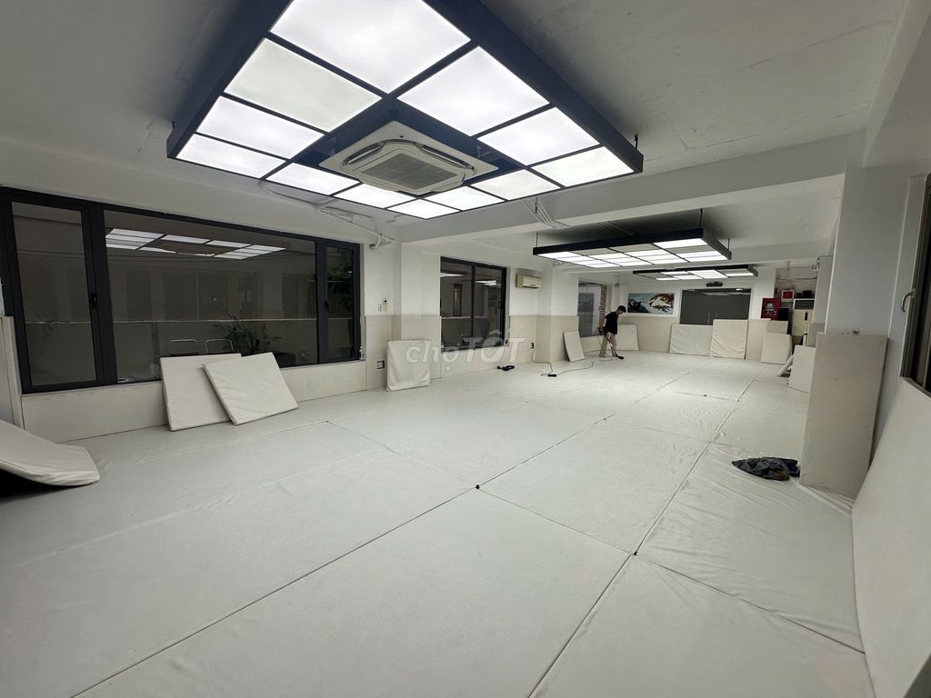 Rent on the 42 Đặng Dung, District 1-- garden yard, parking garage-- 250 M2