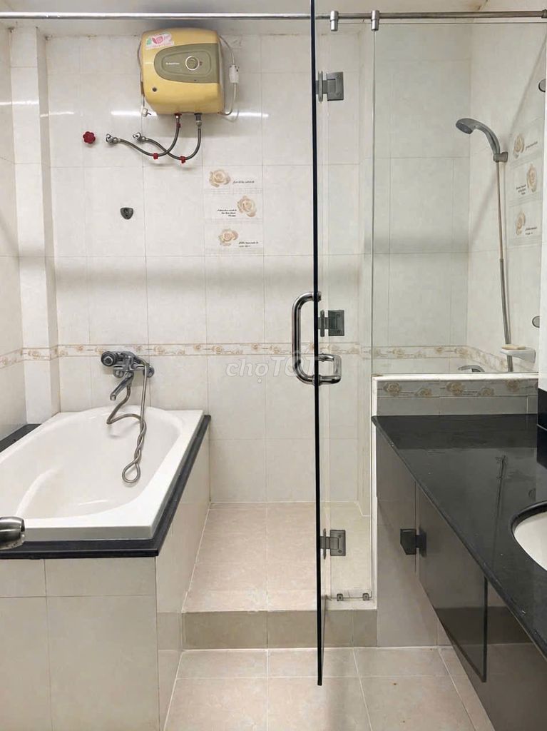 Rent two-to-one Hồng Hà, Tân Bình-four-story vault, elevator- 55 million.