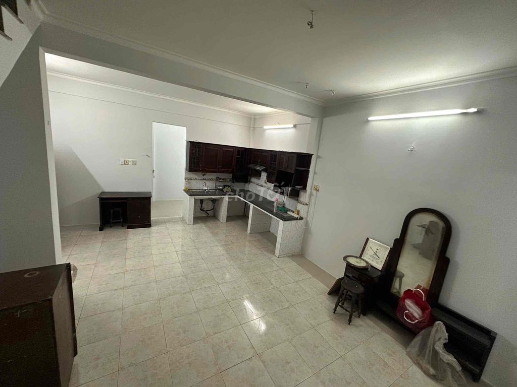 Three bedroom floor, five-and-a-half feet, near the new market.