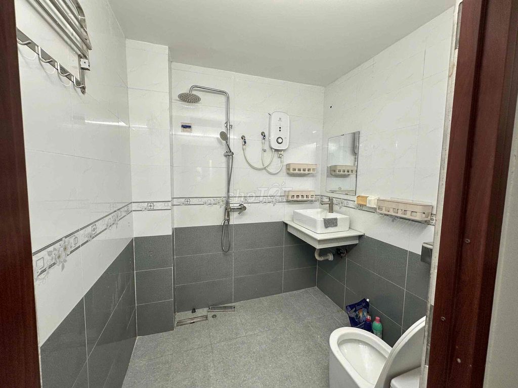 Three bedroom floor, five-and-a-half feet, near the new market.