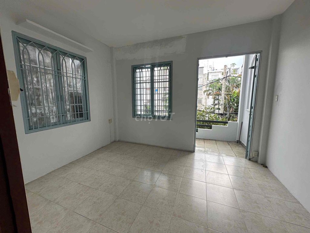 Three bedroom floor, five-and-a-half feet, near the new market.