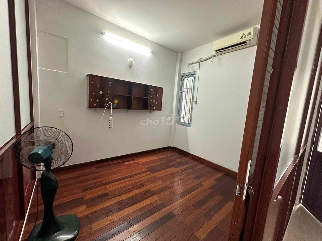 Three bedroom floor, five-and-a-half feet, near the new market.