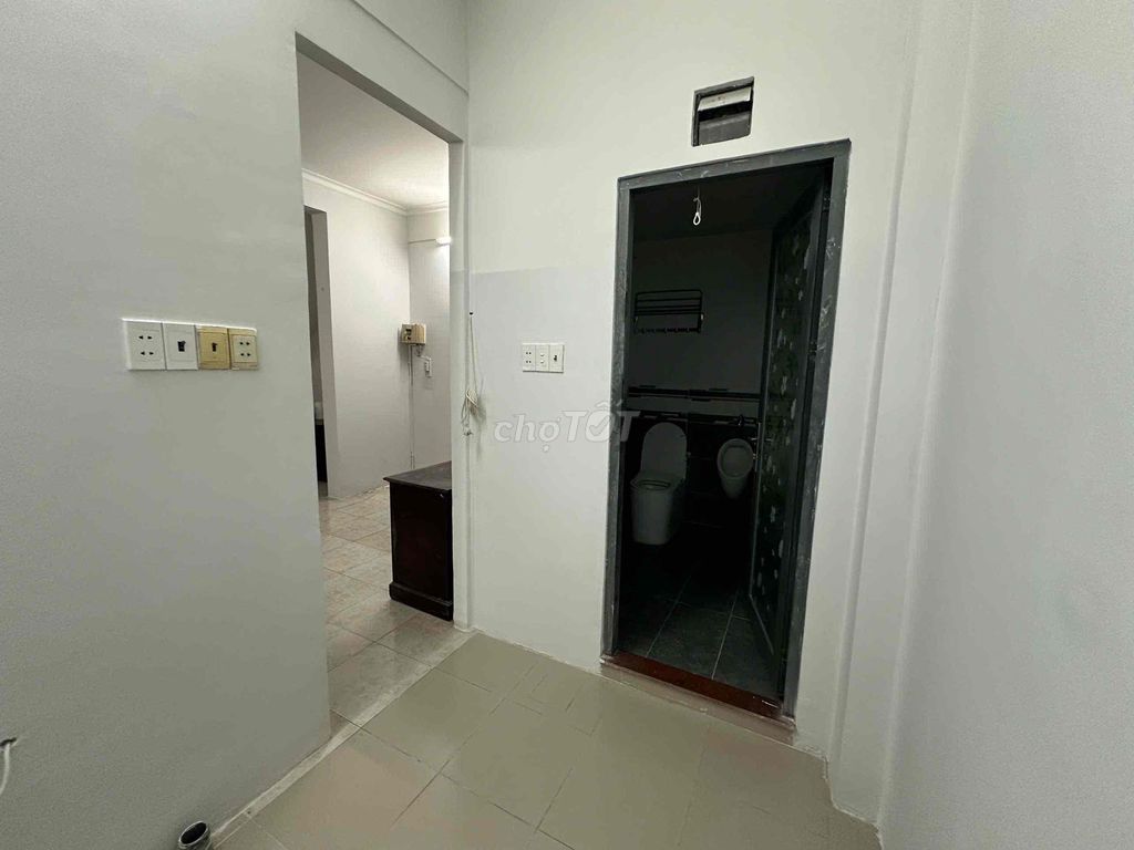 Three bedroom floor, five-and-a-half feet, near the new market.
