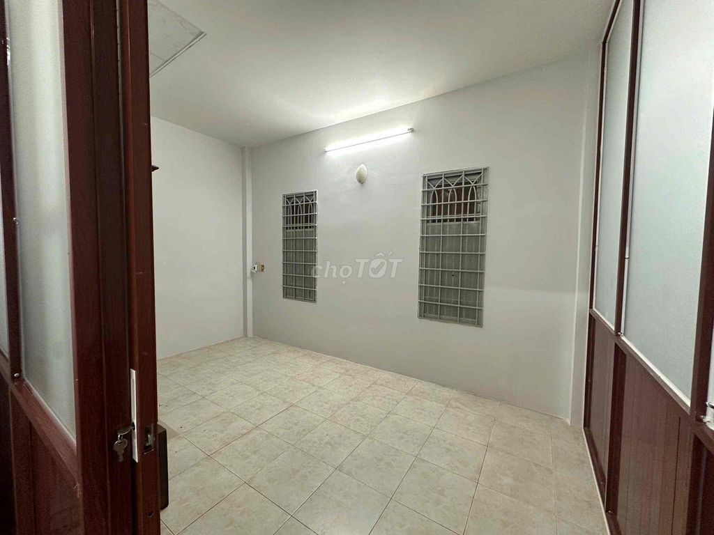 Three bedroom floor, five-and-a-half feet, near the new market.
