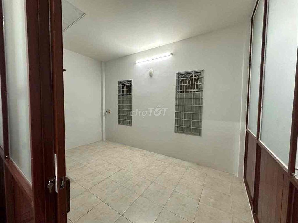 Rent the original house. Three bedrooms. 5 x 15 meters. 33/11 Qq11016.