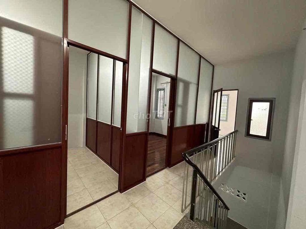 Rent the original house. Three bedrooms. 5 x 15 meters. 33/11 Qq11016.