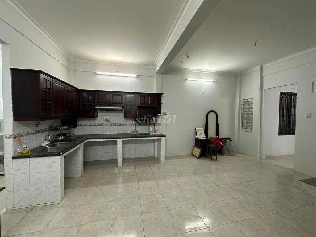 Rent the original house. Three bedrooms. 5 x 15 meters. 33/11 Qq11016.