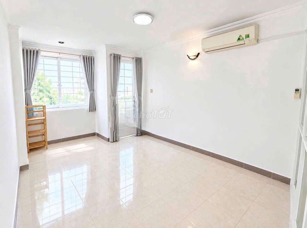 Two bedrooms. Two air conditioning. Three toilets near the democratic cycle.