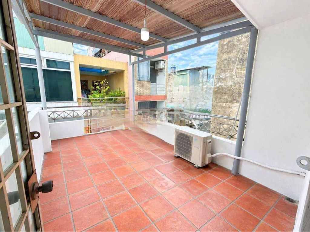Two bedrooms. Two air conditioning. Three toilets near the democratic cycle.