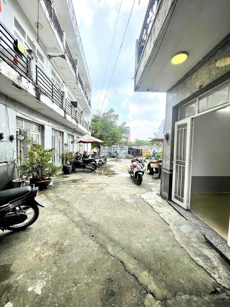 The house has a courtyard.