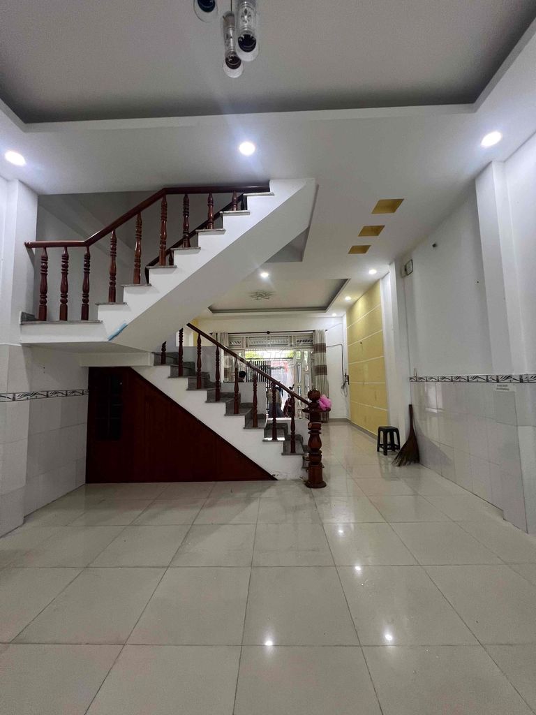 Rent a two-trip street close to writing 1st floor