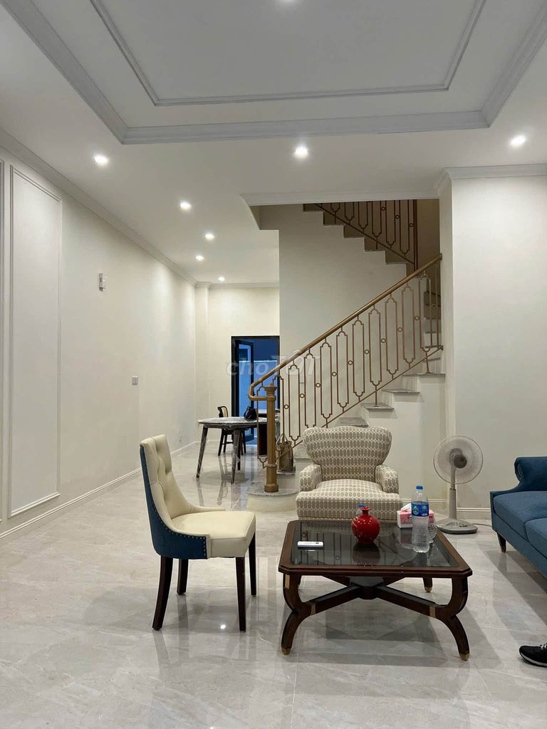Rent a three-story Vịnh Thiên Đường ht, 4 full interior bedroom