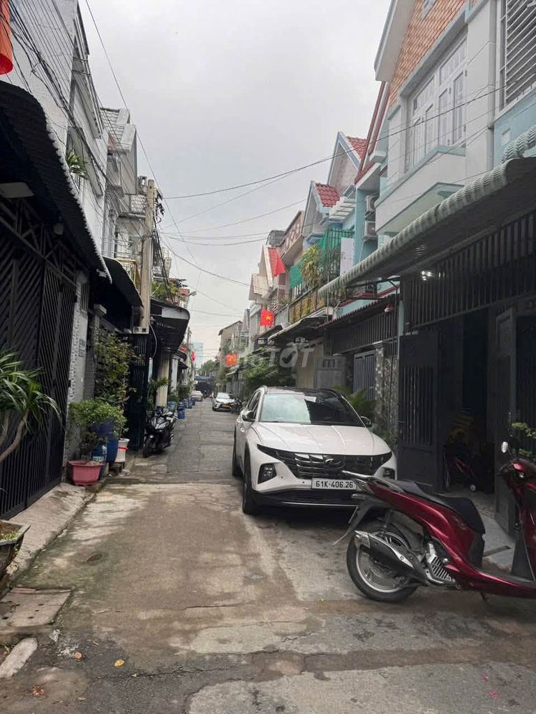 We'll rent a house one floor near the corner, all right?