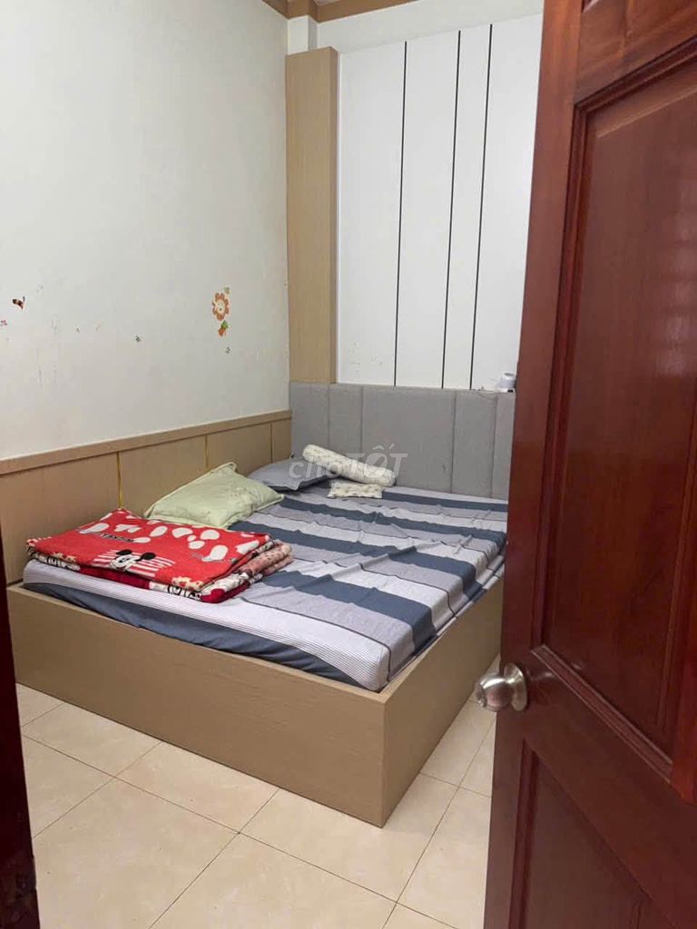 We'll rent a house one floor near the corner, all right?