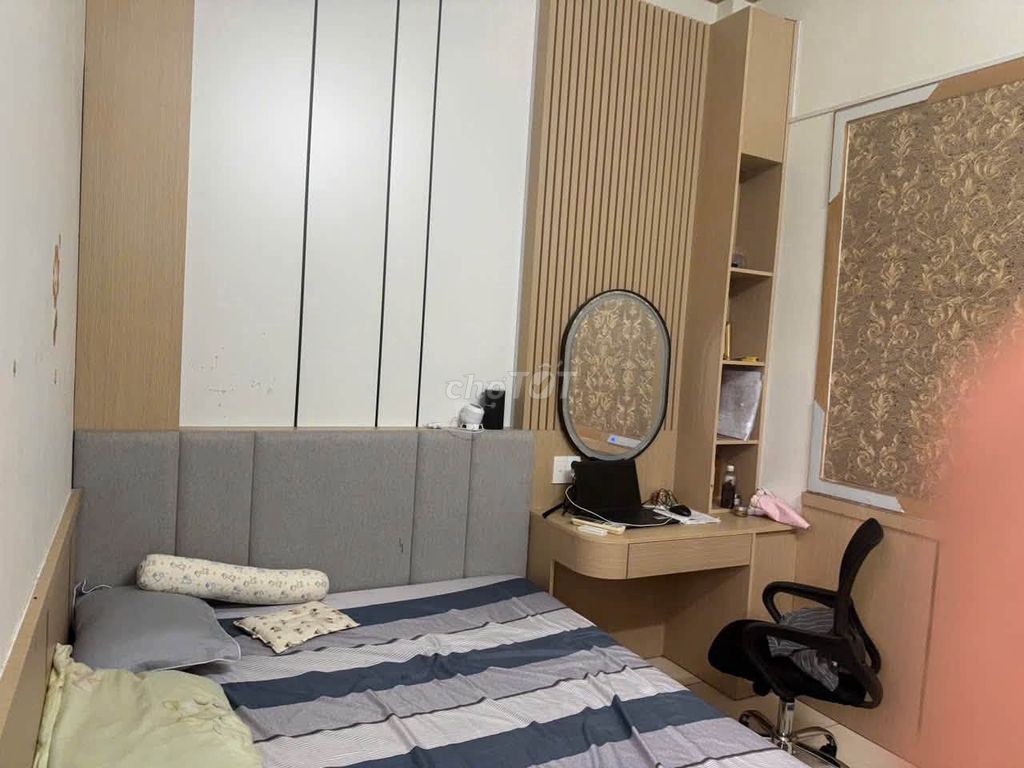 We'll rent a house one floor near the corner, all right?