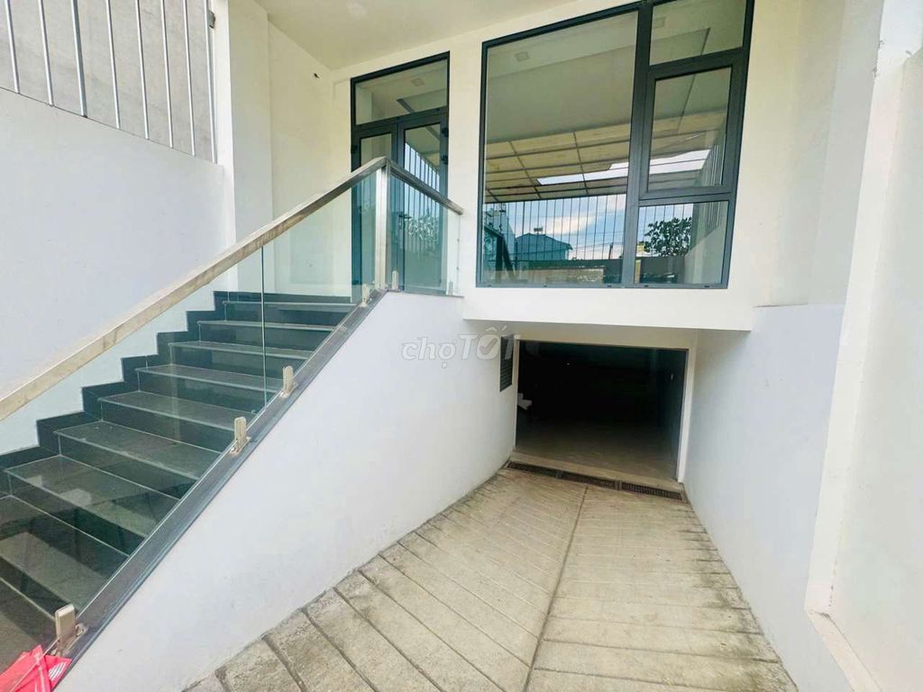 Front, 5 x 20, 1 .1 .1 3 floors, 5 bedroom 5 toilets
