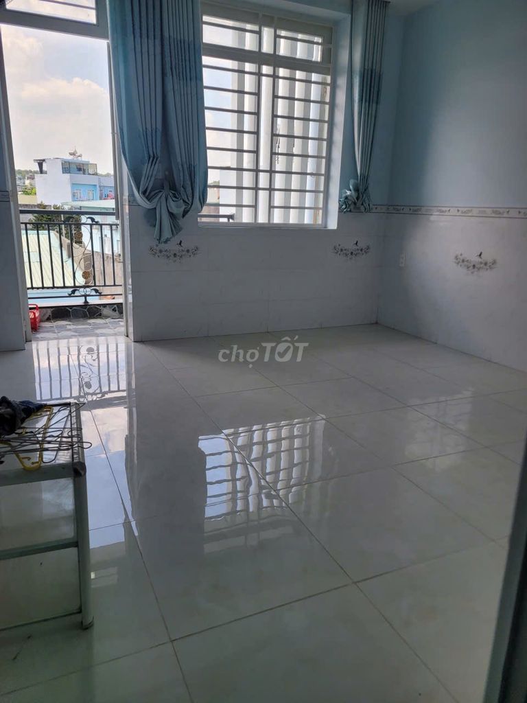 Renting four-story bedrooms, three full interior toilets, next to gloryes.