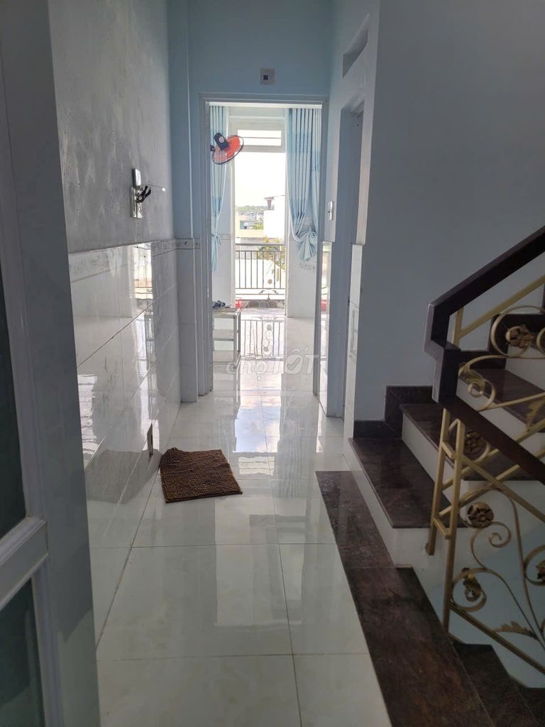 Renting four-story bedrooms, three full interior toilets, next to gloryes.