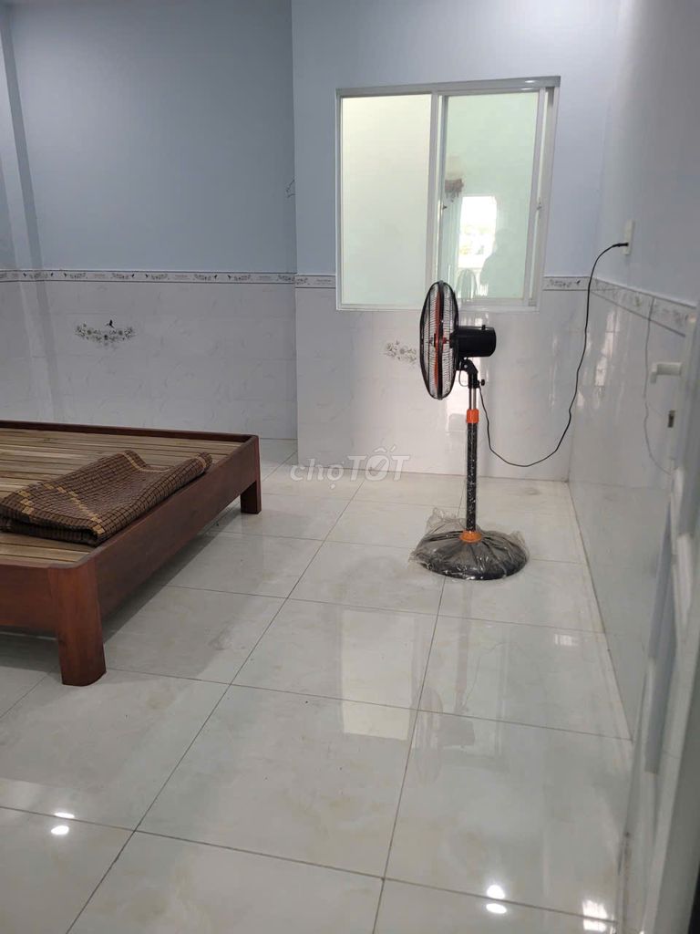 Renting four-story bedrooms, three full interior toilets, next to gloryes.