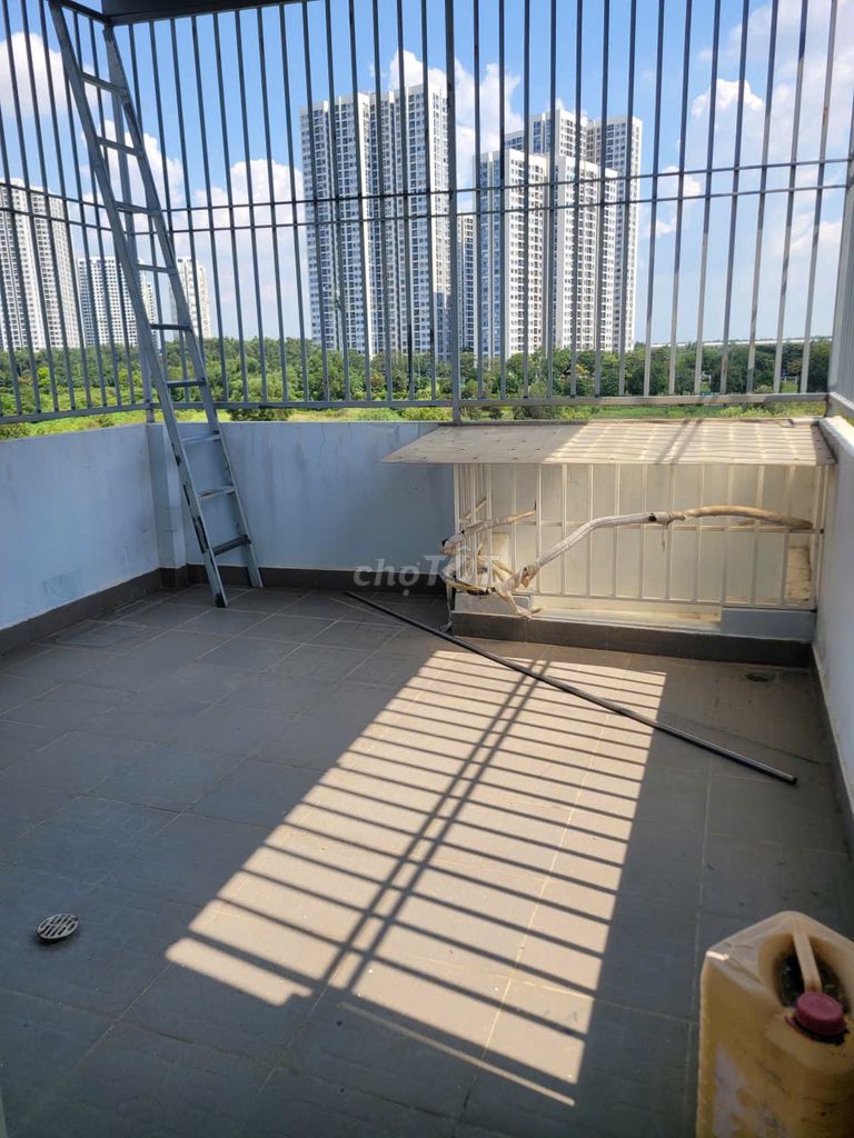 Renting four-story bedrooms, three full interior toilets, next to gloryes.