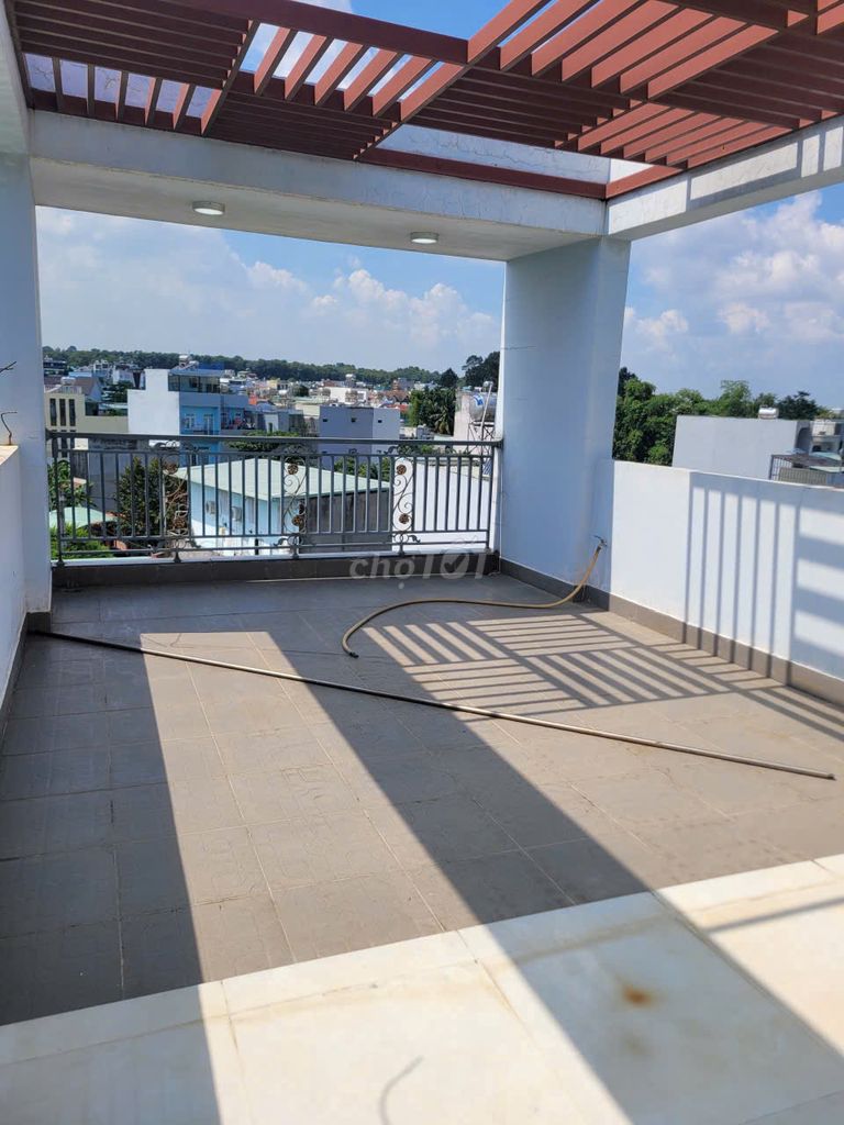 Renting four-story bedrooms, three full interior toilets, next to gloryes.