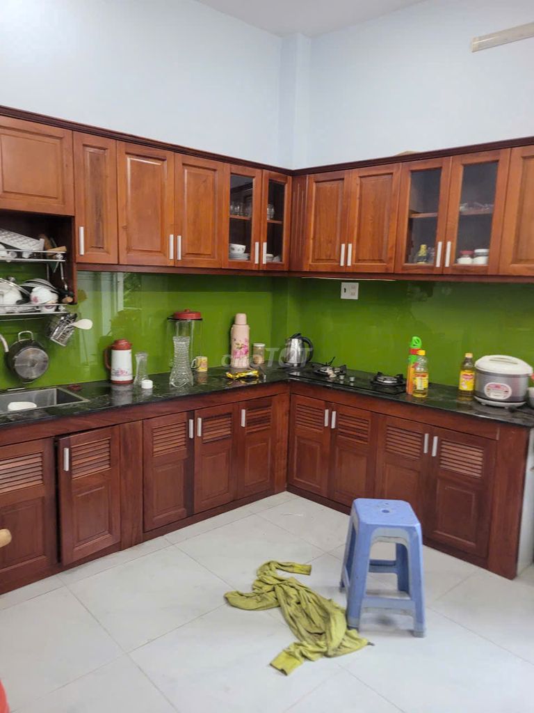 Renting four-story bedrooms, three full interior toilets, next to gloryes.