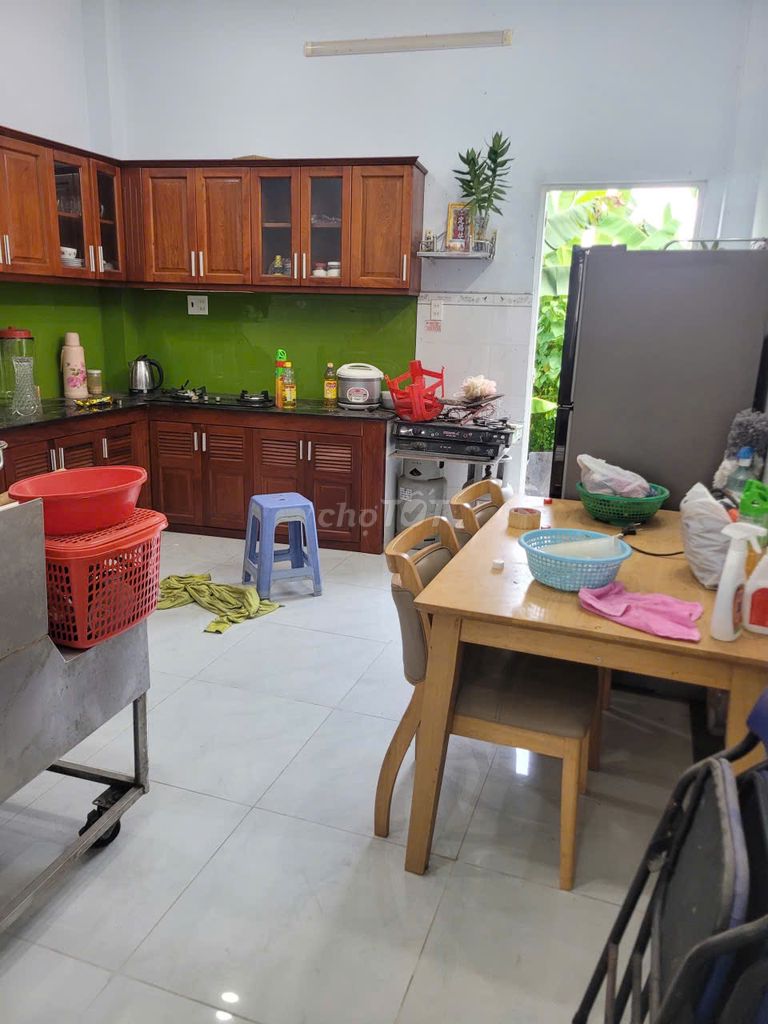 Renting four-story bedrooms, three full interior toilets, next to gloryes.