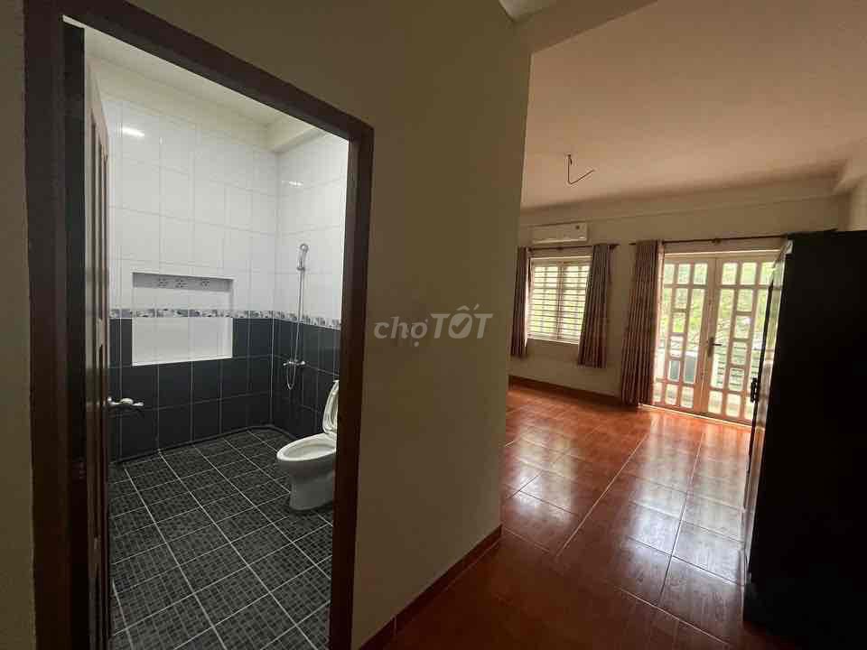 rents an original house 13 E intrescol