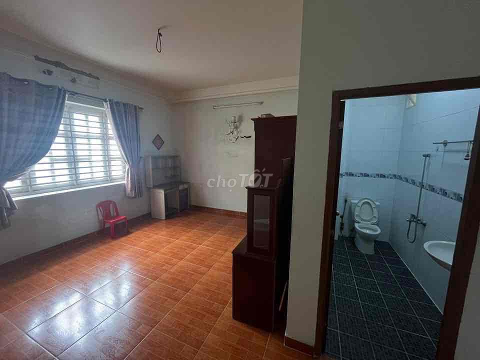 rents an original house 13 E intrescol