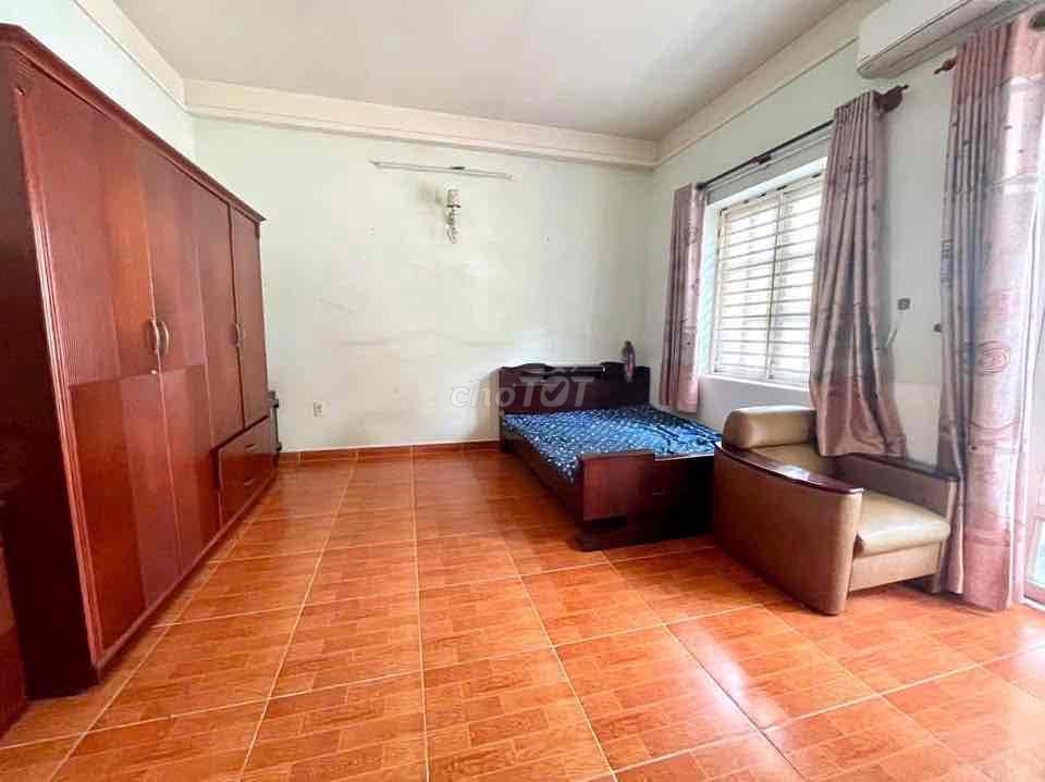 rents an original house 13 E intrescol